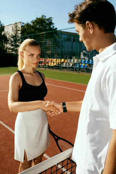 Ténis. Homem e mulher sacodem as mãos antes de jogar tênis — Fotografia de Stock