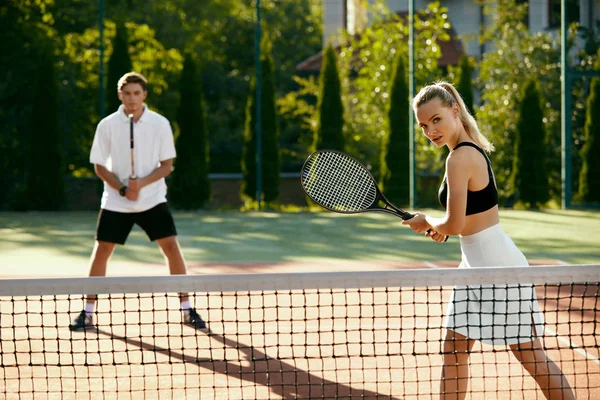 Uomo e donna che giocano a tennis sul campo. — Foto Stock