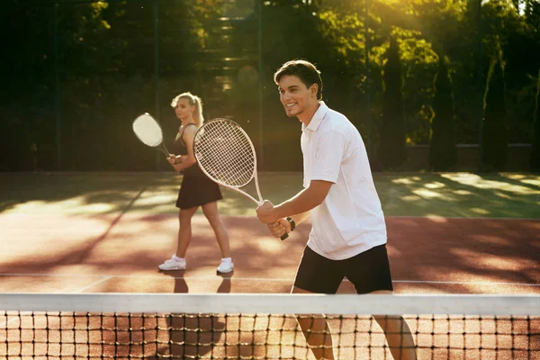 Homem e mulher jogando tênis na quadra. — Fotografia de Stock