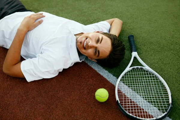 Feliz hombre relajante después de jugar al tenis —  Fotos de Stock