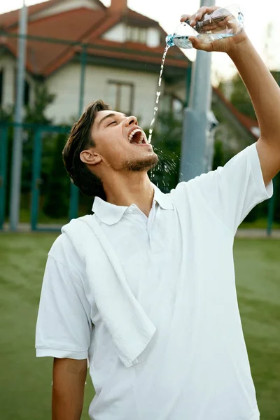 Mann trinkt nach Sport Wasser — Stockfoto