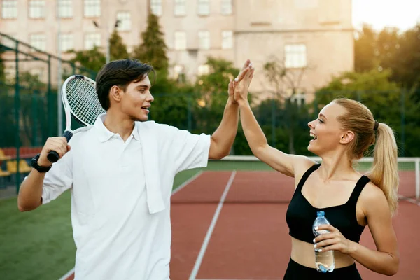 Casal feliz depois de jogar tênis — Fotografia de Stock