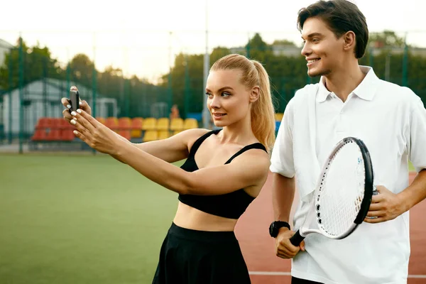 Casal feliz depois de jogar tênis — Fotografia de Stock