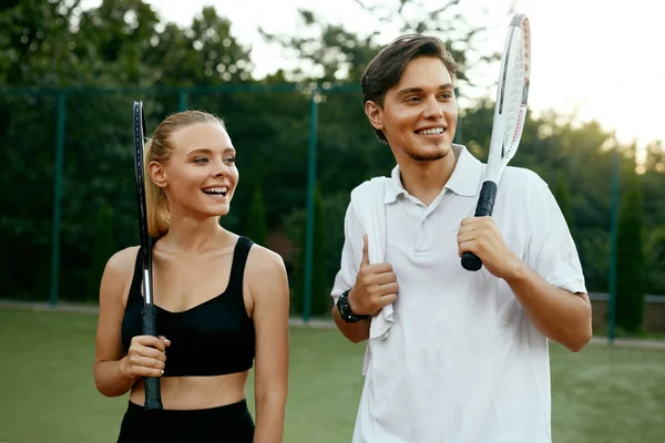 Casal feliz depois de jogar tênis — Fotografia de Stock