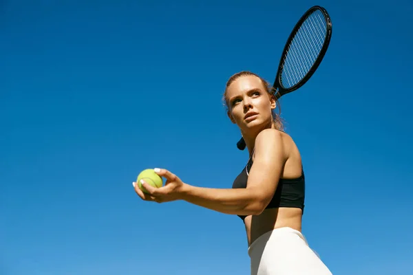 Sports Woman Jogando tênis ao ar livre — Fotografia de Stock
