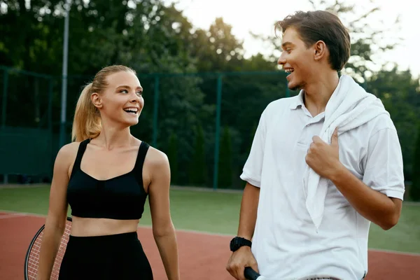 Pareja feliz después de jugar al tenis —  Fotos de Stock