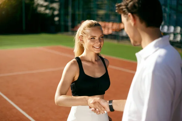 Tenis. Hombre y mujer se estrechan las manos antes de jugar al tenis —  Fotos de Stock