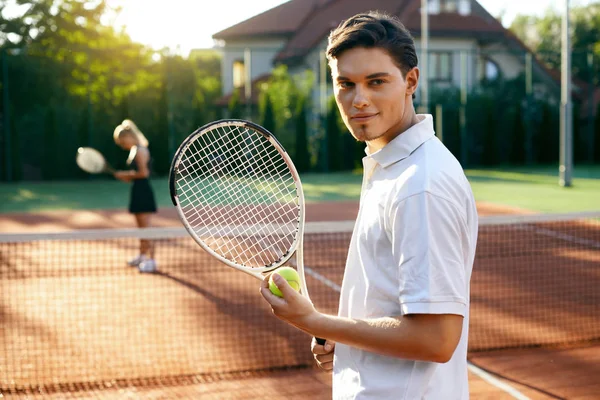 Sport férfi tenisz játék a bíróság előtt. — Stock Fotó