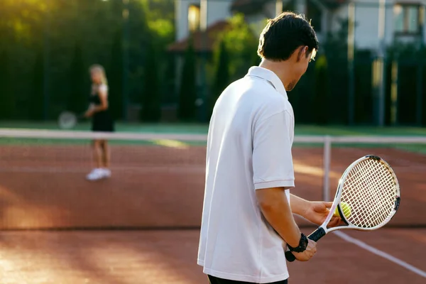 Giovani che giocano a tennis all'aperto — Foto Stock