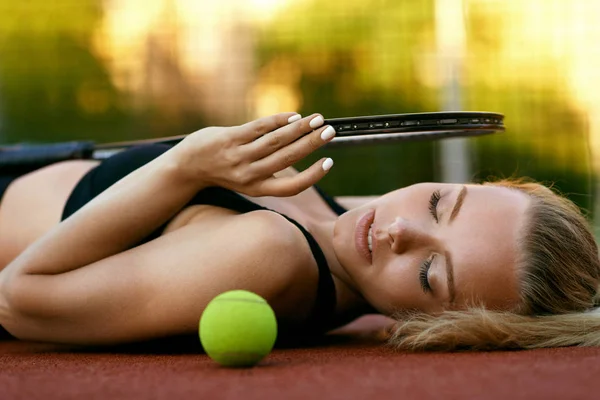 Deportes. Hermosa mujer después de jugar tenis en la cancha — Foto de Stock