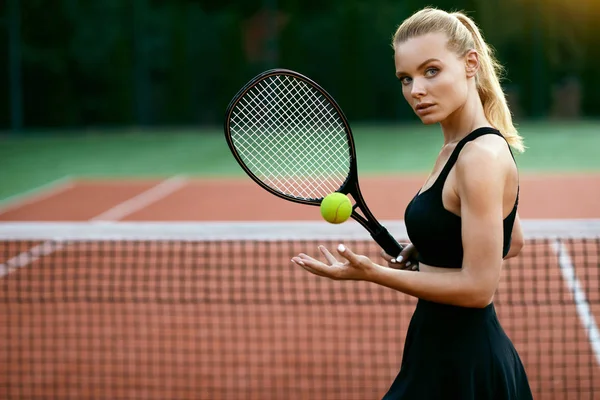 Donna che gioca a tennis sul campo. — Foto Stock