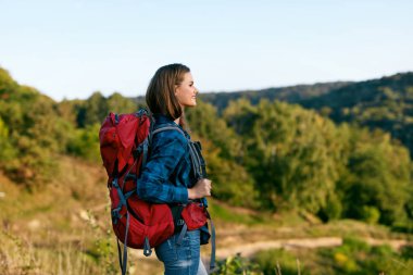 Güzel kız çanta, doğada Hiking ile seyahat.