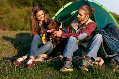 Erkek ve kadın ile köpek kampında seyahat