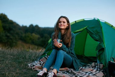 Kamp. Doğada sıcak içecek içme turist kadın.