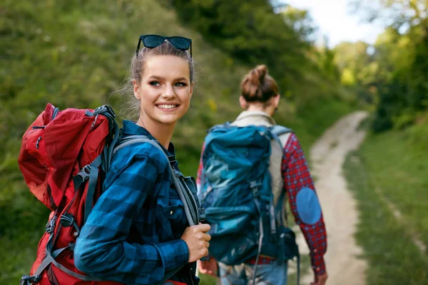 Turistické pár cestování, procházky v přírodě. — Stock fotografie