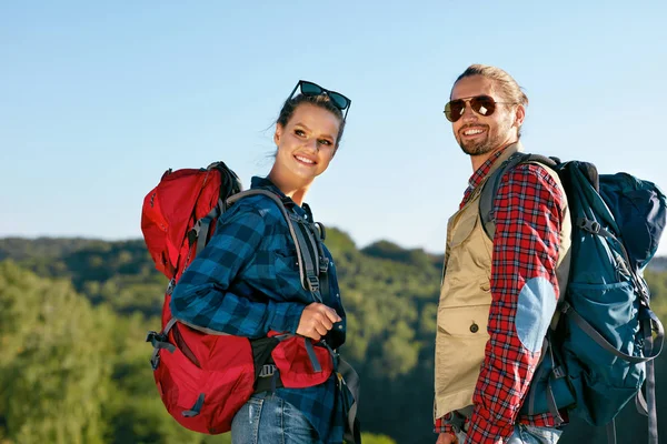 Touristenpaar auf Reisen, Wandern in der Natur. — Stockfoto