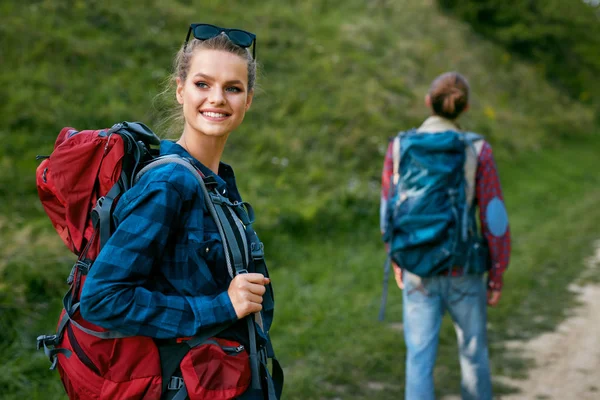 Coppia Turistica Viaggiare, Passeggiare nella Natura . — Foto Stock