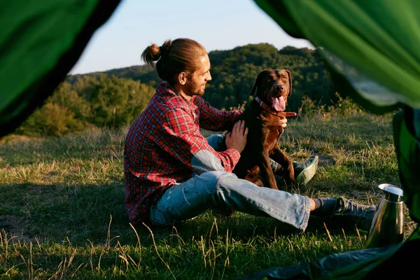 Man Traveling With Dog, Camping In Nature. — Stock Photo, Image