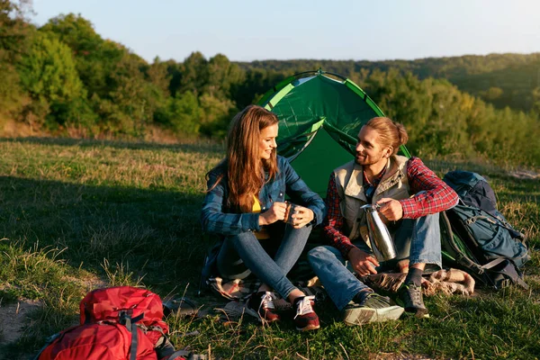 Personas que viajan a la naturaleza, Pareja cerca del campamento —  Fotos de Stock