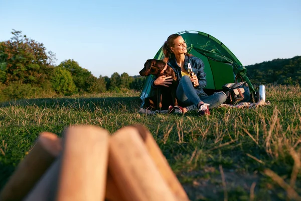 Mujer feliz viajando con perro en fin de semana en la naturaleza . — Foto de Stock