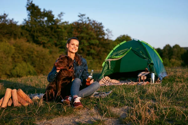 Mujer feliz viajando con perro en fin de semana en la naturaleza . — Foto de Stock