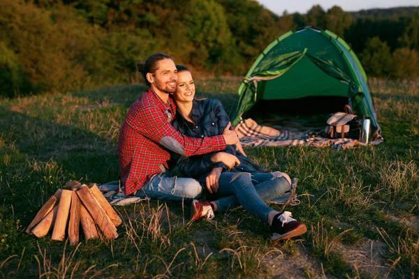 Pareja romántica acampando en la naturaleza en fin de semana — Foto de Stock