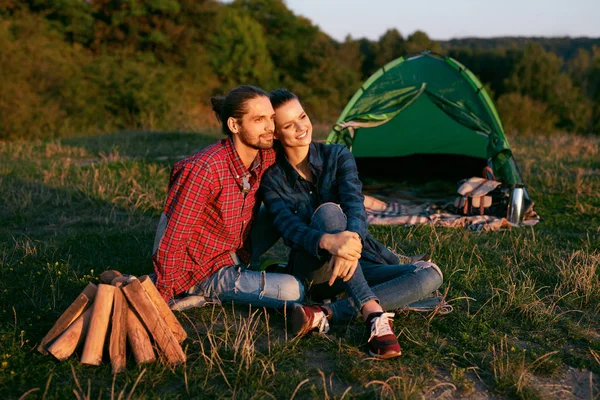 Pareja romántica acampando en la naturaleza en fin de semana — Foto de Stock