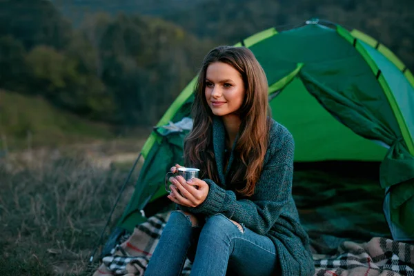 Camping. Tourist Woman Drinking Hot Beverage In Nature. — Stock Photo, Image