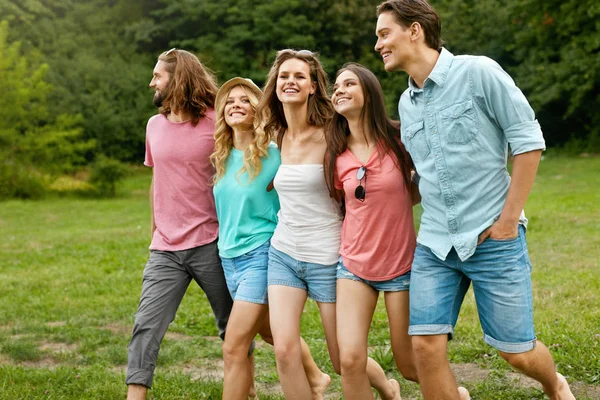 Happy vrienden plezier buiten In de natuur. — Stockfoto