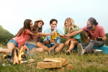 Mutlu arkadaş hafta sonu eğleniyor, içecekler üzerinde piknik