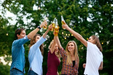 Arkadaşlar eğlenmeye ve açık havada bira içmek.
