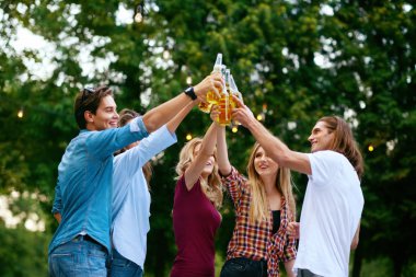 Arkadaşlar eğlenmeye ve açık havada bira içmek.