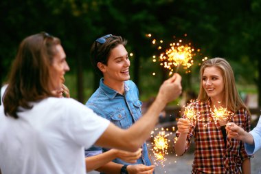 Mutlu arkadaşlar eğlenmeye açık havada, insanlar zevk partisi
