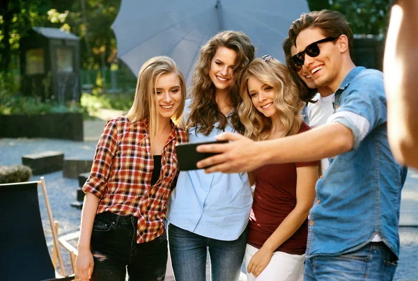 Glückliche Freunde, die Fotos machen und Spaß am Wochenende haben — Stockfoto