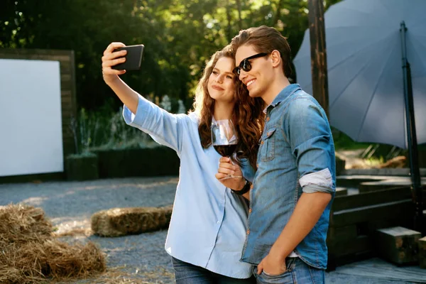 Glückliches Paar beim Fotografieren und Spaß in der Natur am Wochenende — Stockfoto