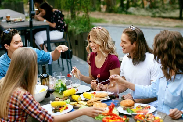 Люди едят здоровую пищу на открытом воздухе. Друзья — стоковое фото
