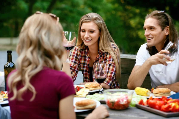 Amigos felices en la fiesta de picnic al aire libre divertirse — Foto de Stock