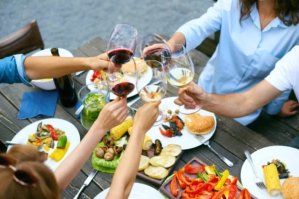 La gente animando con bebidas en la cena al aire libre — Foto de Stock