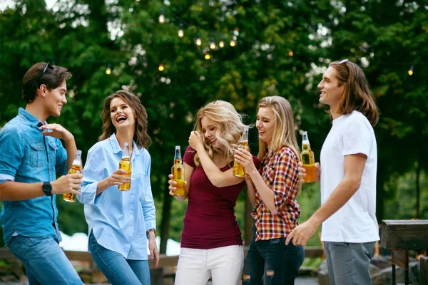 Вечеринка Счастливые друзья танцуют и пьют на свежем воздухе . — стоковое фото