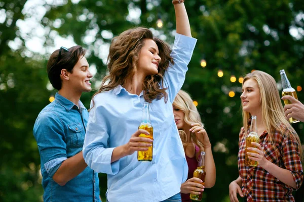 Девушка танцует с друзьями на вечеринке под открытым небом . — стоковое фото