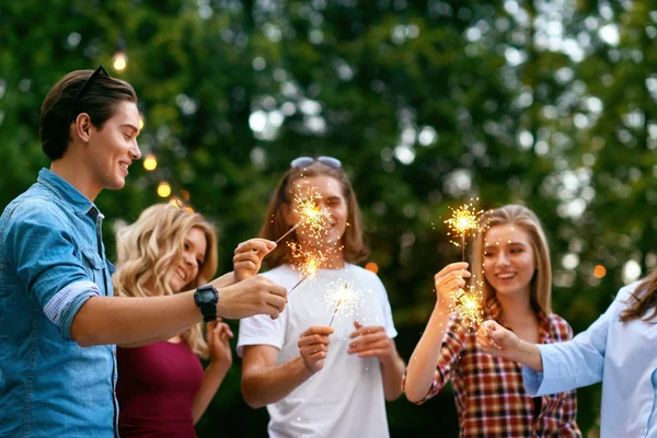 Счастливые друзья веселятся на свежем воздухе, люди наслаждаются вечеринкой — стоковое фото
