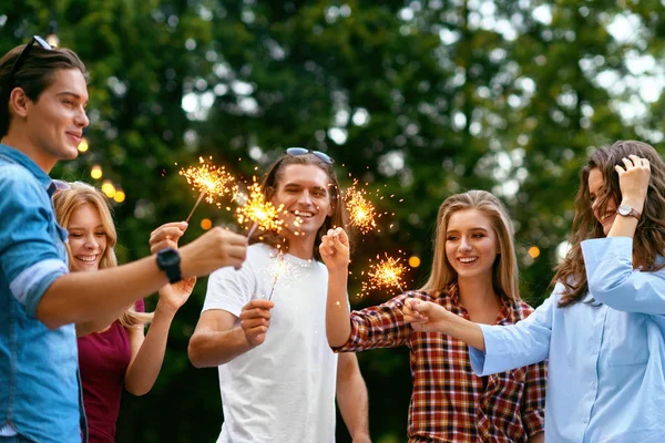 Happy Friends zábava venku, lidé požívající strana — Stock fotografie