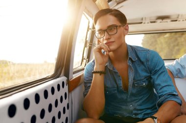 Arabadaki adam seyahat. Mutlu genç erkek yaz aylarında Araba sürme