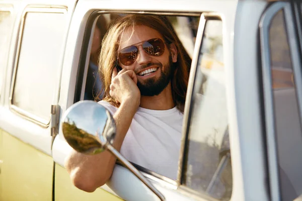 Hombre en coche tener viajes en fin de semana de verano —  Fotos de Stock