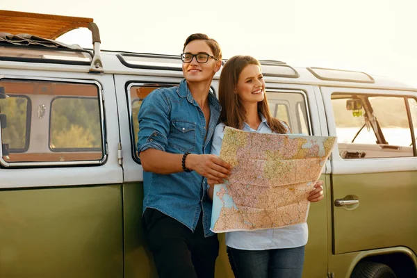 Turistické muž a žena s mapou v přírodě — Stock fotografie