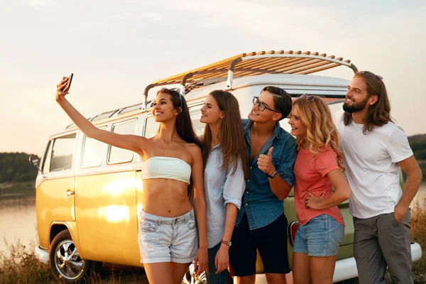 Friends Taking Photo On Phone In Nature In Summer — Stock Photo, Image