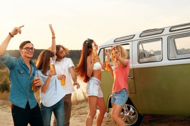 Dans ve doğada içme genç arkadaşlar.