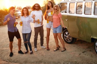 Dans ve doğada içme genç arkadaşlar.