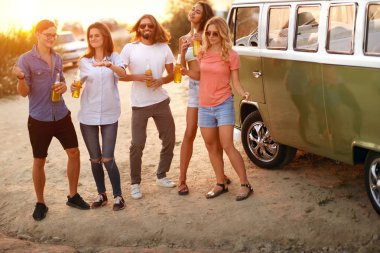 Dans ve doğada içme genç arkadaşlar.