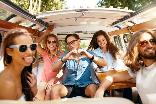 Grupo de amigos divirtiéndose, viajando en coche en verano — Foto de Stock